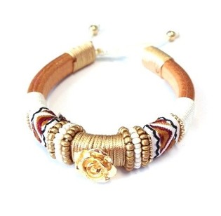 Pulsera Ibiza Marr&oacute;n con Flor Dorada (1 ud)